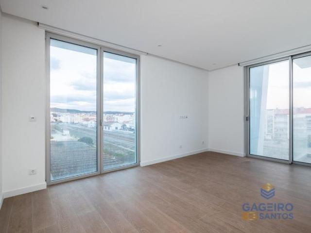 à venda Luxuoso apartamento de 144 m2, Avenida Marginal, Alcobaça, Leiria