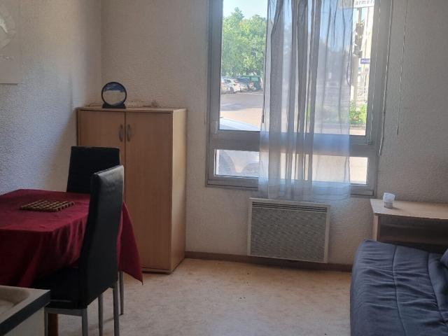 A VENDRE 4 STUDIOS + 1 GARAGE SITUE CENTRE VILLE PARAY LE MONIAL