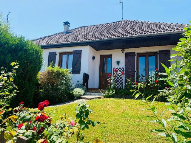 A vendre à la Chapelaude Maison 4 chambres sur sous/sol semi enterrée avec garage pour 2 vl
