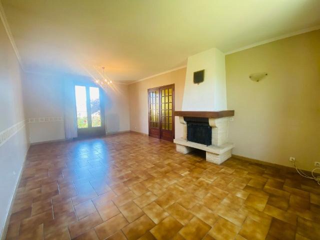A vendre à la Chapelaude Maison 4 chambres sur sous/sol semi enterrée avec garage pour 2 vl