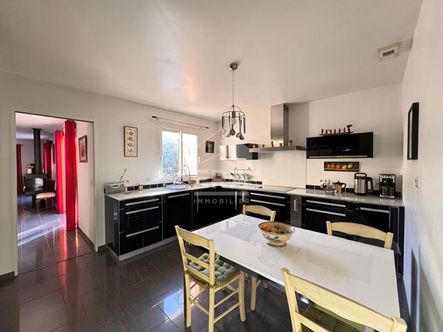 A vendre 15 km de Périgueux Maison de plain pied de 169m2 avec 4 chambres, piscine et terrain boisé de 4008m2