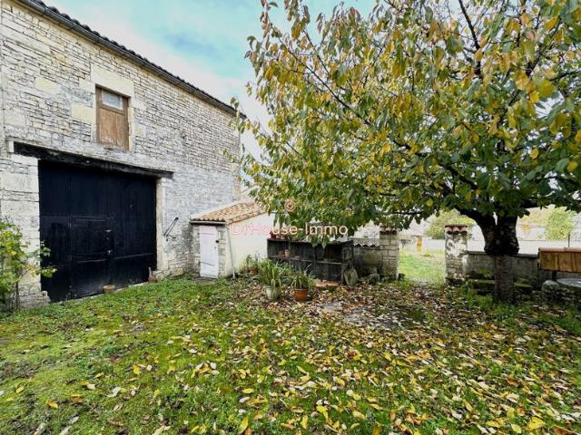 À VENDRE 16230 VILLOGNON ENSEMBLE DE 2 MAISONS À RÉNOVER
