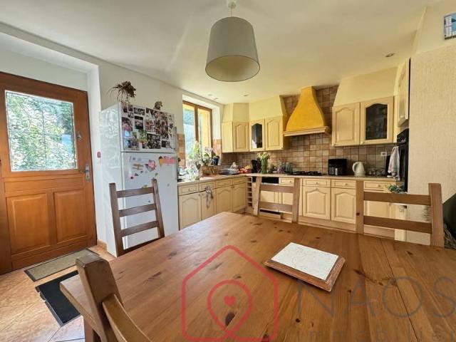 À vendre – 238000€ Belle longère de caractère avec dépendances et grand terrain à Noyal Pontivy