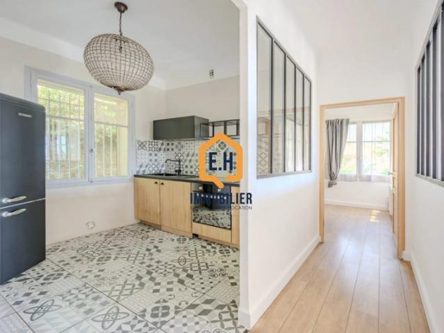 À VENDRE – T3 TRAVERSANT AU CHARME UNIQUE, APERÇU MER & VUE