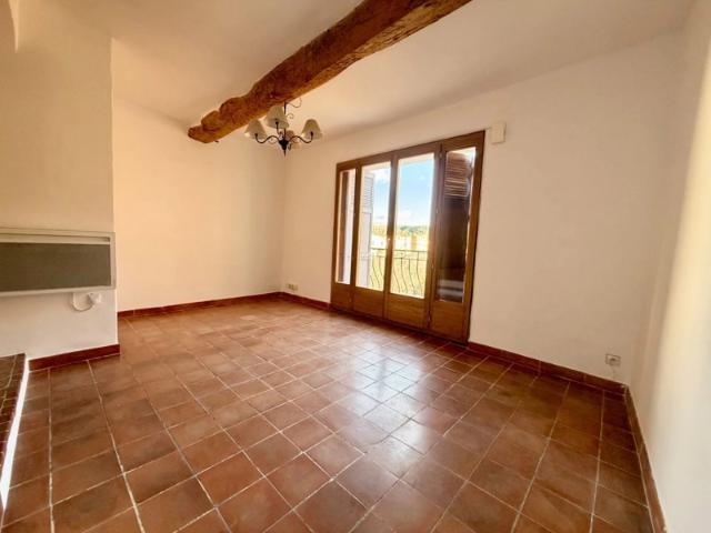 À vendre – T2 lumineux avec balcon – Centre Salernes