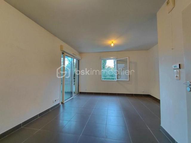 À VENDRE – T2 MODERNE 44,10 m² EN RDC AVEC TERRASSE 18 m², PARKING & PISCINE