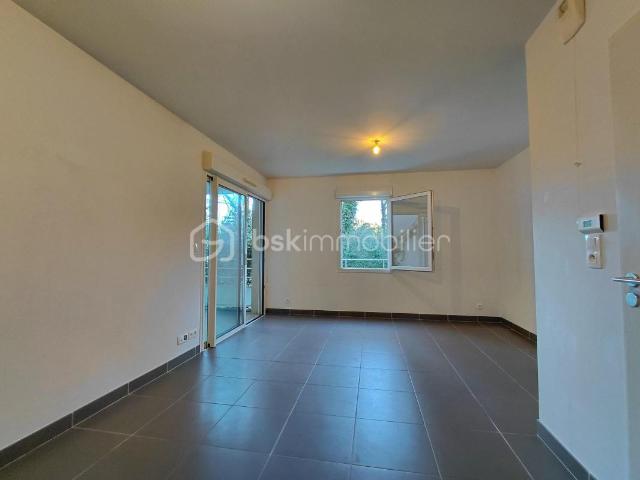 À VENDRE – T2 MODERNE 44,10 m² EN RDC AVEC TERRASSE 18 m², PARKING & PISCINE