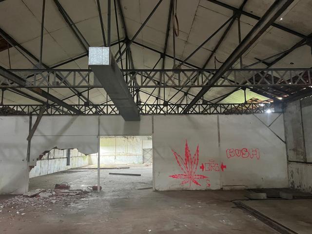 A VENDRE TERRAIN ET BÂTIMENT A RÉHABILITER