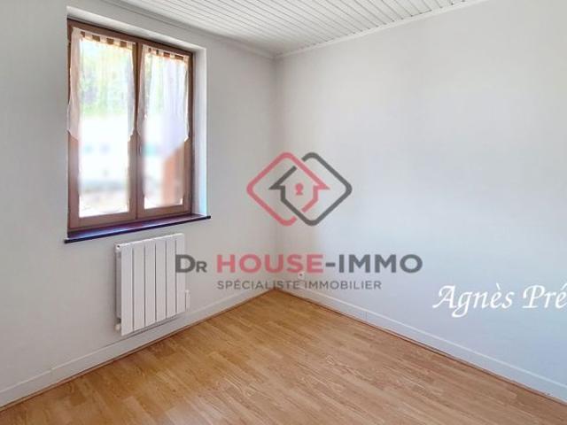 à vendre TREVOUX 01600 quartier hôpital au calme maison de ville individuelle avec garage, buanderie, 3 chambres proche à pieds de toutes commodités, possible investissement locatif