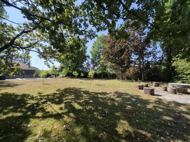 À vendre, Trie sur Baïse, Hautes Pyrénées: Belle villa rénovée comprenant 4 chambres, atelier, garage, des terrasses et une piscine, nichée au cœur d'un joli jardin de 2 941 m². Emplacement idéal, à quelques pas des commerces