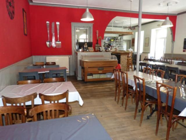 À vendre, Trie sur Baise Hautes Pyrénées: Maison d'angle et restaurant du 14ème siècle, sur la place d'une bastide, avec appartement de 3 chambres et grenier aménagée en Loft