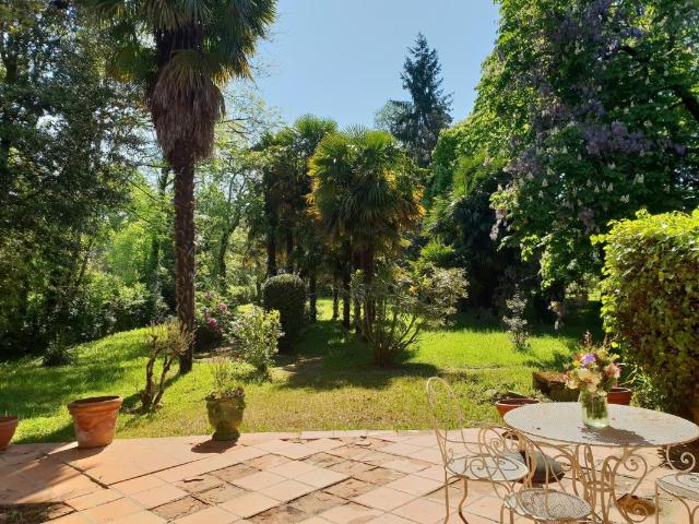 A vendre, Trie sur Baïse Hautes Pyrénées: Maison rénovée de 1776 avec balcon, terrasse d'été, garage et jardin de 1.834m². Petite distance à pied de la ville et des commerces