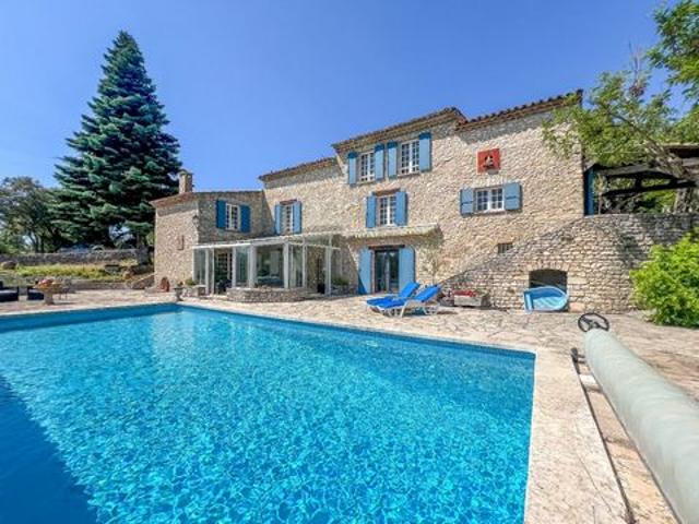 A vendre: un magnifique domaine provençal situé près de Reillanne