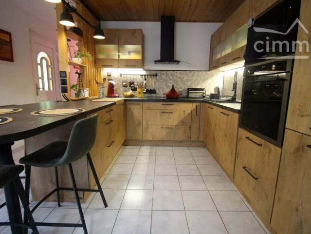 A vendre une maison de plain pied avec un garage et un jardin