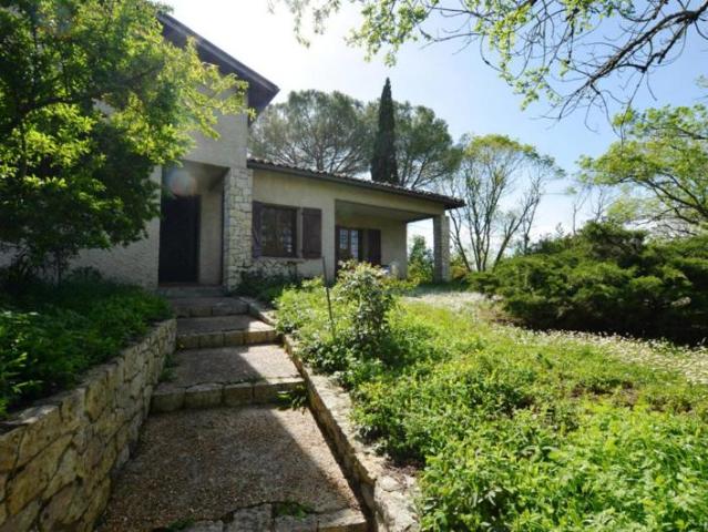 A vendre, Vic Fezensac, Gers: Maison spacieuse sur jardin de 1 741m². 5 chambres. Grand sous sol plein. Garage séparé. Au calme dans un cadre bucolique mais à seulements quelques minutes des commodités à pied
