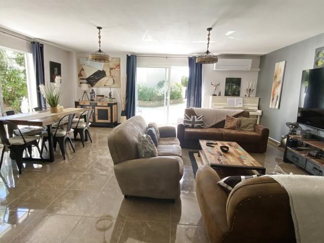 A vendre Villa T6 de 151 m2 avec piscine et garage Moux 148m² Moux