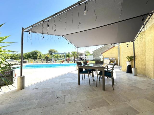 À vendre: villa d'architecte avec piscine et vue 248m² Bourbonne les Bains