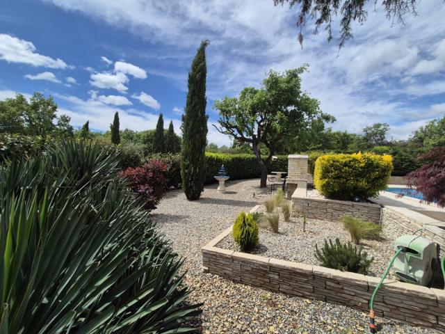 À vendre Villa de charme baignée de lumière à Régusse, au