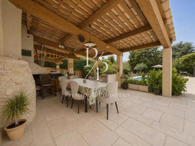 A vendre Villa de plain pied A pied des commerces Moug. 140m² Mougins