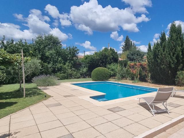 À vendre: Villa de plein pied avec piscine à deux pas du lac du Salagou !