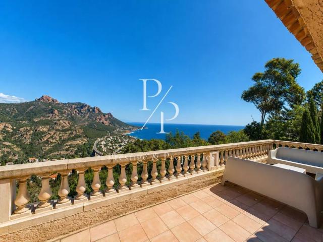 A vendre Villa provençale 7 chambres Vue mer panoramiq. 285m² Théoule Sur Mer