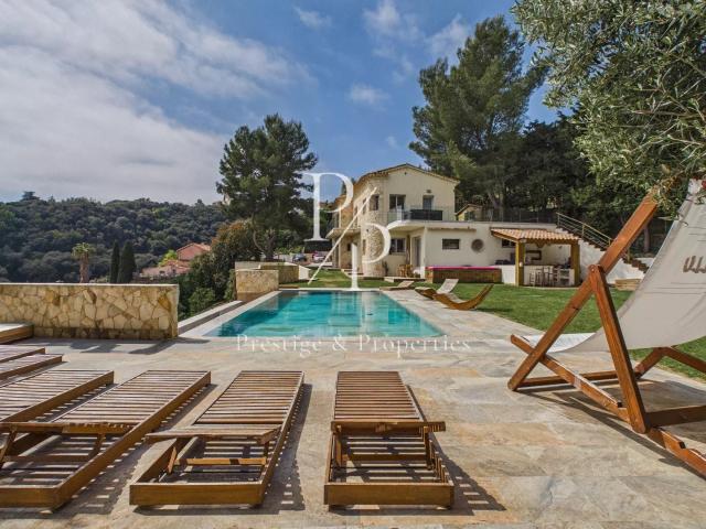 A vendre Villa rénovée 5 chambres + appartement Vue me. 260m² Vallauris