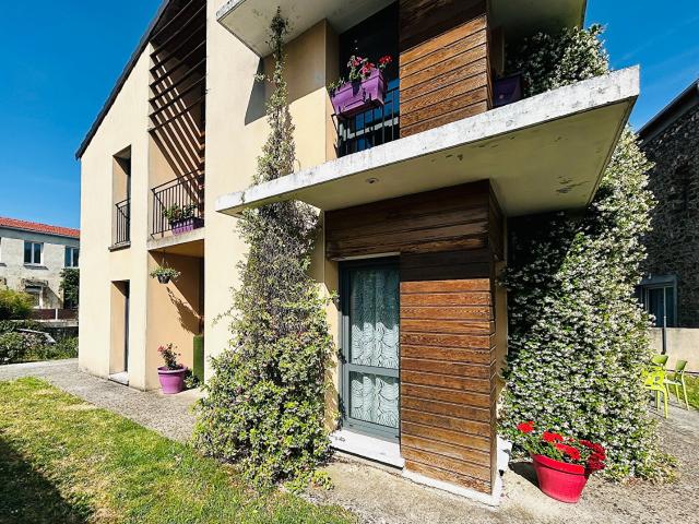 A vendre à Bagneux, découvrez cette maison contemporaine de 2009 mêlant confort moderne, volumes généreux et prestations haut de gamme dans un quartier calme