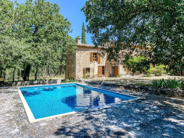À vendre à Bonnieux – Mas provençal du XIXe siècle avec pisc. 150m² Bonnieux