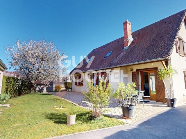 A vendre à Boursault Grande maison familiale avec piscine, dépendance et beaux volumes !