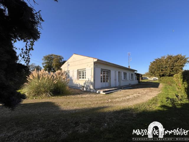 A vendre à BOUTIERS SAINT TROJAN Charente Maison de plai