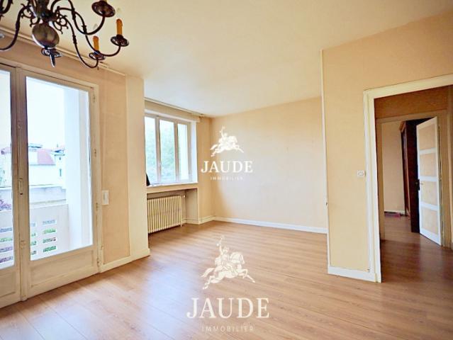 À vendre à Chamalieres, au centre, au premier étage avec bal