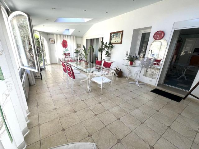 A vendre à Draguignan, maison des années 20 avec piscine. 222m² Draguignan