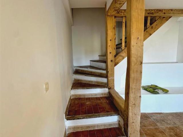 A vendre à Esparron, maison de village rénovée Type 5 avec terrasse et jardin
