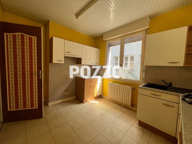 A Vendre à Le Teilleul Maison 110 m2 CENTRE BOURG ASSAINISSEMENT COLLECTIF COUR