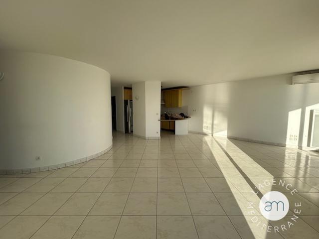 A vendre à Palavas les Flots superbe F4 dernier étage face mer avec garage et cellier