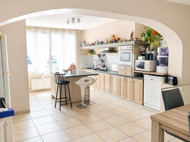 À vendre à Pocé Sur Cisse: Maison de ville de 223m2 avec ja