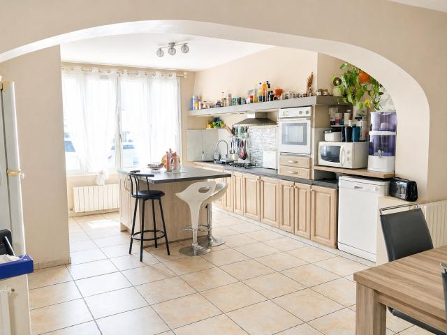 À vendre à Pocé Sur Cisse: Maison de Maitre de 186m2 avec jardin, 5 chambres, et un vaste salon séjour de 50m