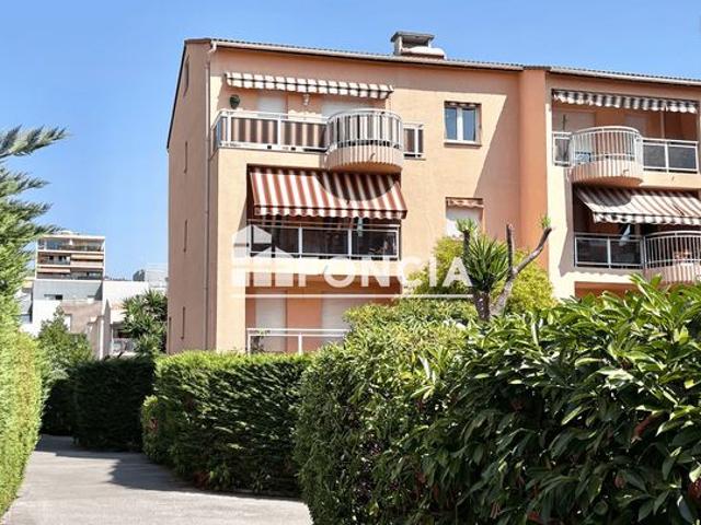 A VENDRE à Saint Laurent du Var 4 pièces de 77 m2 à fort potentiel dans résidence sécurisée avec piscine, garage en s/s, cave