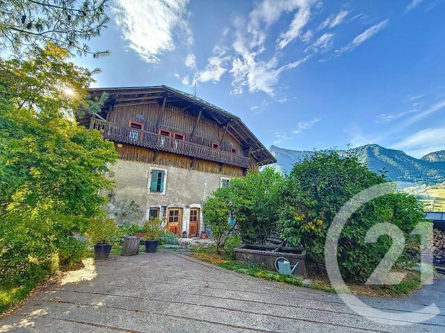 À vendre à Taninges, cette ancienne ferme authentique de 246. 246m² Taninges Praz de Lys Sommand