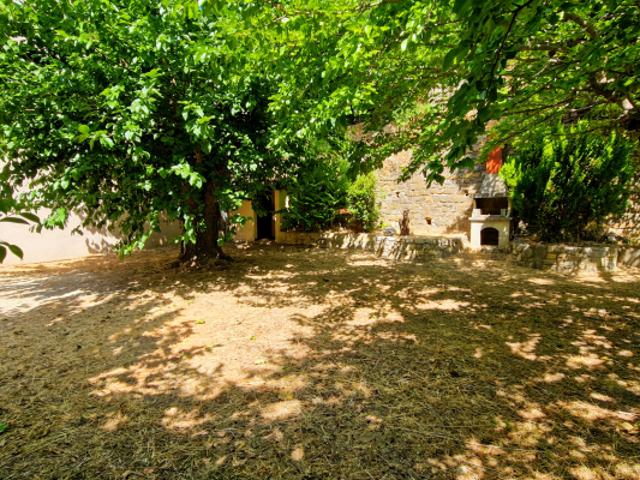 A vendre à 6 km d'Uzès, authentique maison de village avec d