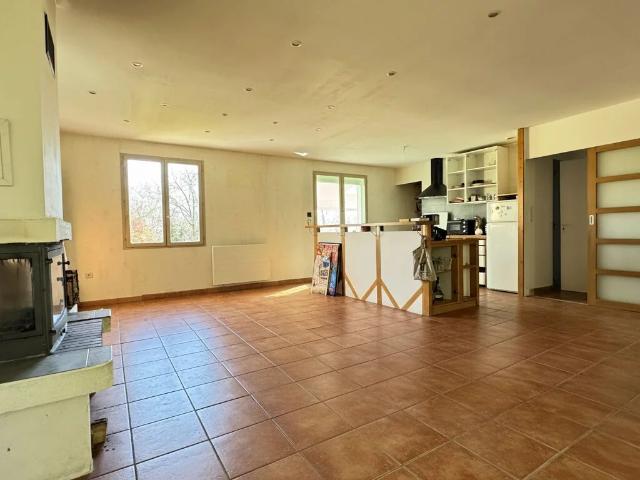 A vendre Agréable maison de plain pied avec sous sol semi enterr