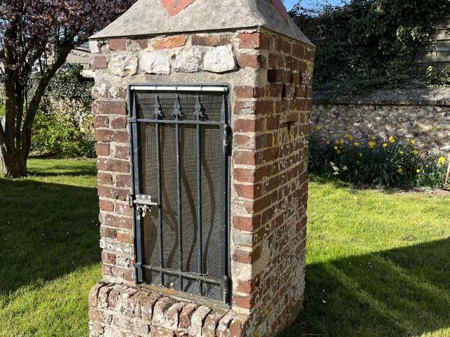 À Vendre aile d'un château chargé d’histoire actuellement ex. 284m² Ypreville Biville