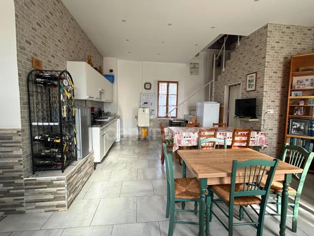 À VENDRE Ancien corps de ferme rénové avec charme et potentiel à CORNANT ! 175 m² 2 logements Grange Atelier Terrain clos Calme absolu ! ?