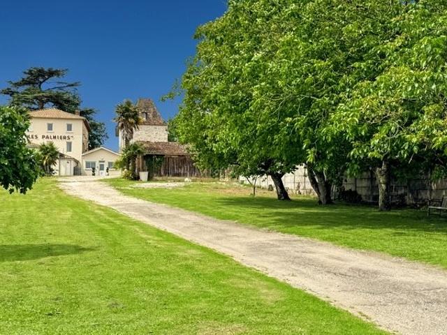 A Vendre Ancien Hotel Restaurant 700m² Agen