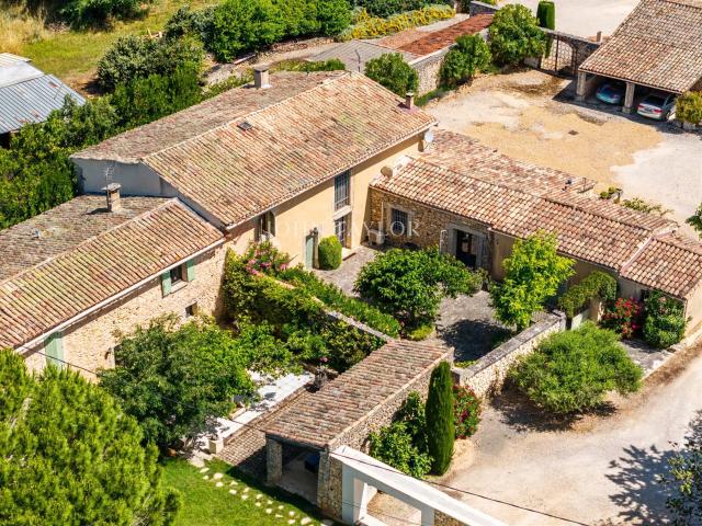 A Vendre – Ancien mas de caractère avec gîtes indépendants e. 454m² Bonnieux