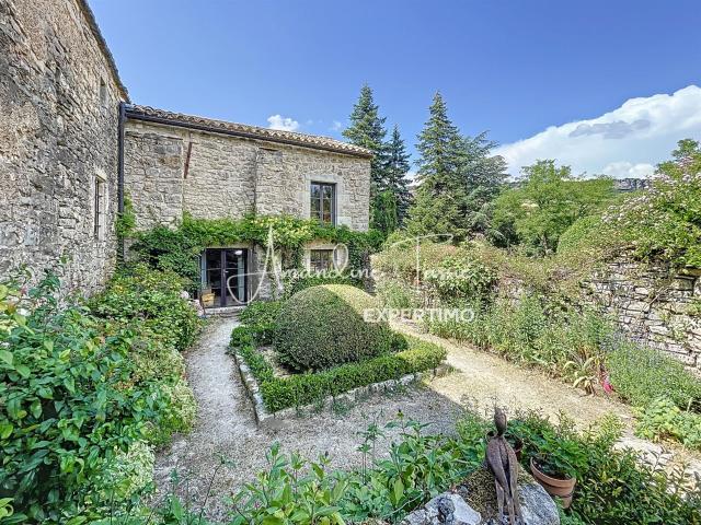 À vendre Ancien prieuré du XIVe siècle entièrement rénové La. 224m² Le Clapier