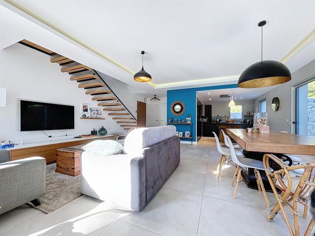 A Vendre: Antibes Superbe Villa Contemporaine Avec Piscine 125m² Antibes