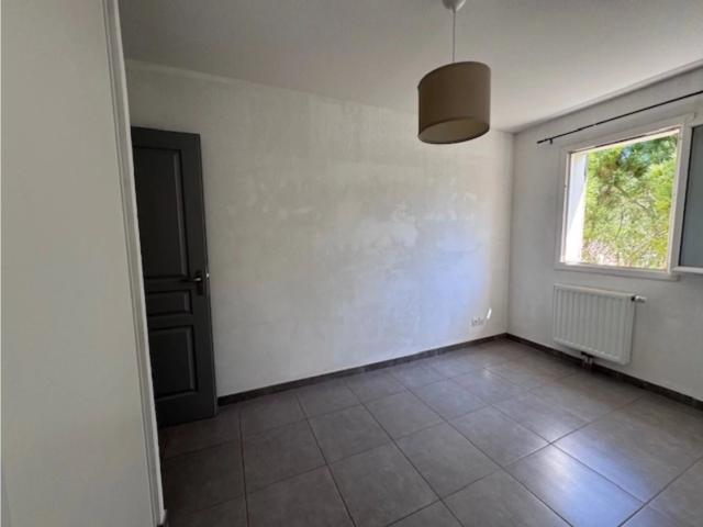 A VENDRE BARBENTANE appartement 2 chambres, terrasse, parkin