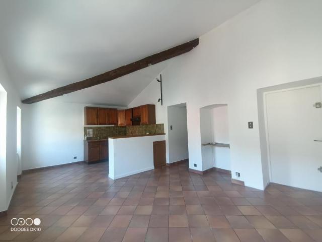 A vendre appartement 2 pièces traversant de 40m2, en dernier étage PERTUIS 84