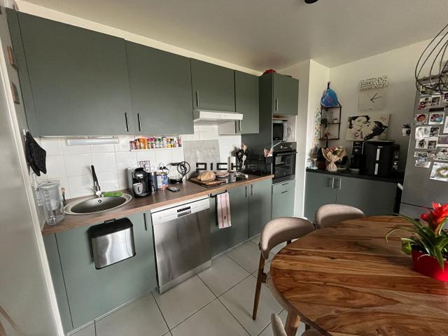 A vendre Appartement 3 pièces avec terrasse et double parking ? Chevry 01170